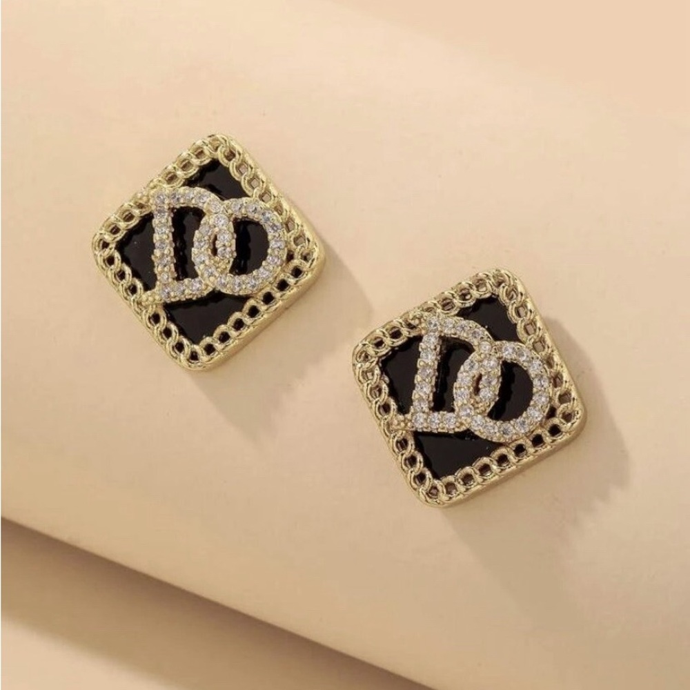 NWT Elegant Stud Earrings
